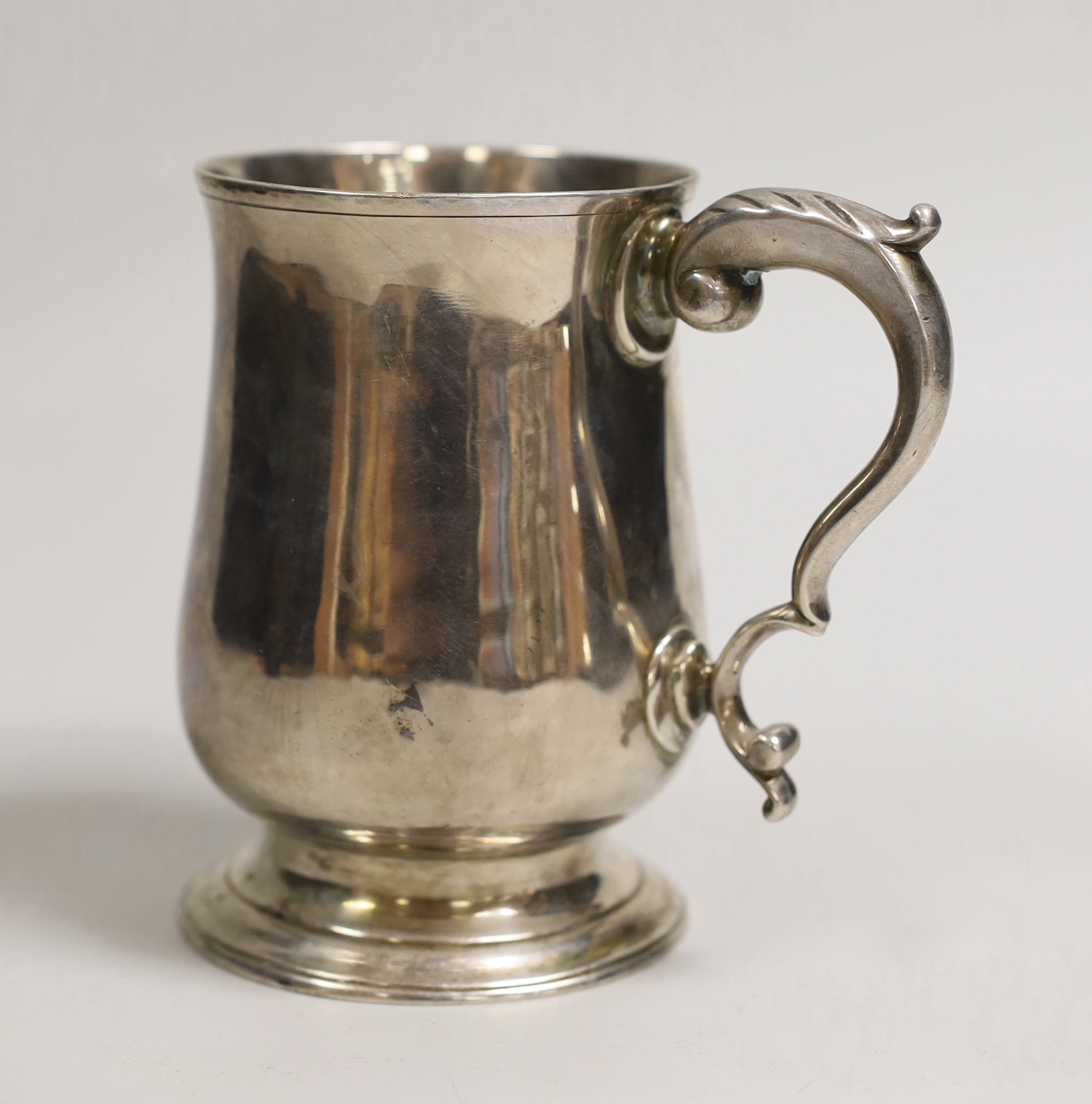 A late George III silver tankard, London 1820 by William Bateman, with later presentation inscription to the base, height, 12.1cm, 9.5oz.